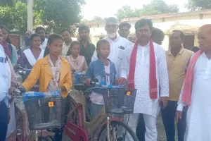 थारू विकास परियोजना बिशुनपुर विश्राम में साइकिल एवं बुक बैंक वितरण समारोह का आयोजन किया गया