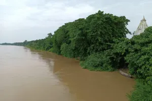 लगातार बढ़ रहा नदियों का जलस्तर, बाढ़ का खतरा बरकरार  