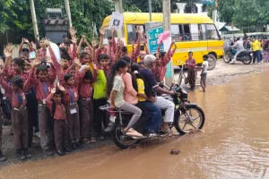 नाली का पानी बहने से स्कूली बच्चों समेत अन्य राहगीरों को परेशानी का  करना पड़ रहा  सामना