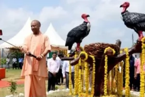 सीएम योगी ने जटायु संरक्षण एवं प्रजनन केंद्र का किया लोकार्पण, बोले- रामायण काल के पहले बलिदानी थे गिद्ध राज जटायु