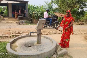 दूषित पानी उगल रहा इंडिया मार्का हैंडपंप, ग्रामीण परेशान