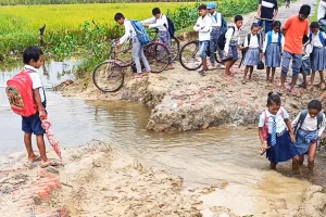 नहर काटने से आवागमन बंद राहगीर परेशान जिम्मेदारों की आंखें बंद