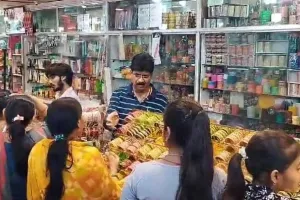 करवा चौथ की खरीददारी में जुटी महिलाएं, दुकानों पर उमड़ी भीड़