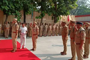  राष्ट्रपिता महात्मा गांधी और पूर्व प्रधानमंत्री लाल बहादुर शास्त्री को पुष्पांजलि अर्पित कर पुलिस लाइन में मनाया गया जयंती