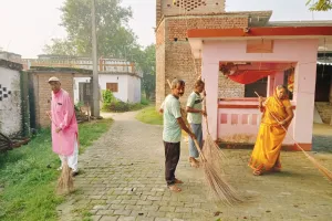 कुशीनगर : महात्मा गांधी जी की जयंती पर मंदिर परिसर की सफाई कर ग्राम प्रधान ने दिया गुड संदेश