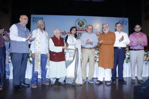 श्रीलाल शुक्ल स्मृति इफको साहित्य सम्मान  चन्द्र किशोर जायसवाल को ।