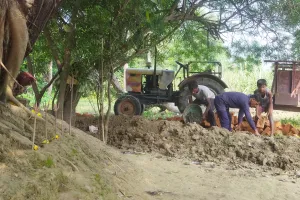 कुशीनगर : काली माई स्थान की चबूतरा बनाने में स्वयं परिश्रम कर रहे ग्राम प्रधान मुनीब भारती 