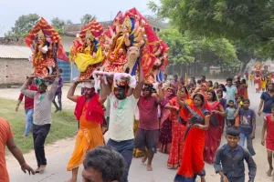 Kushinagar : हाथी ना घोड़ा ना कौनों सवारी पैदल ही मां दुर्गा को माथे पर रख विसर्जन को निकल पड़े भक्तजन 