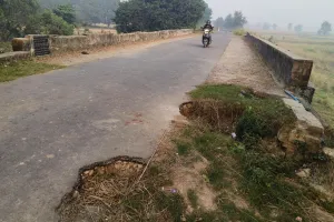 खस्ताहाल सड़क पर चलना राहगीरों को हो रही है दिक्कत