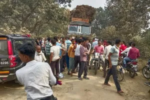 कुल्लहा घाट व पिहानी  सड़क पर दर्दनाक हादसारू बाइक से गिरी महिला को ट्रक ने कुचला, मौके पर मौत