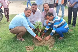 कुशीनगर : विरसा मुंडा जी के जयंती पर वृक्षारोपण कर उनके त्याग और बलिदान को किया गया याद 