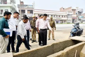 महाकुंभ के लिए लोक निर्माण विभाग द्वारा कराए जा रहे कार्यों का मण्डलायुक्त द्वारा निरीक्षण ।