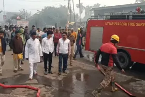 सिद्धार्थनगर में शार्ट सर्किट से रेस्टोरेंट  में लगी आग, सिलेंडर फटने से कोतवाल समेत 7 पुलिस कर्मी झुलस कर हुए घायल 