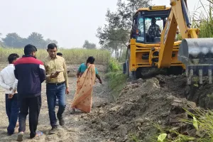 कुशीनगर : जांच में मिली चकनाली की जगह चकरोड, राजस्व टीम ने बनवाया चकनाली 