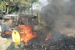 गेहूं की बुवाई करते समय ट्रैक्टर में लगी आग और टैक्टर जलकर हुआ खाक