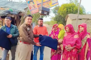 कुमारगंज पुलिस की अनोखी पहल, SHO ने मलिन बस्ती में वितरण किया कंबल 