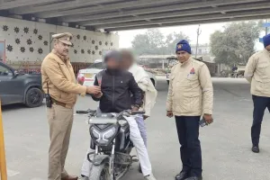 अयोध्या पुलिस ने यातायात नियमों का गुलाम का फूल देकर कराया पालन 