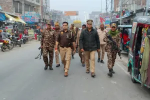 महाकुंभ 2025 की भव्यता पुलिस और सीआरपीएफ ने पैदल किया गश्त