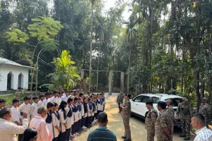 गेलुवा में सी,आर,पी,एफ का (ओ पी एस) दी ,आई,जी,डिब्रूगढ़, प्रभाकर त्रिपाठी ने शहीद मृत्युंजय चुटिया कि परिवार का लिया जायजा।