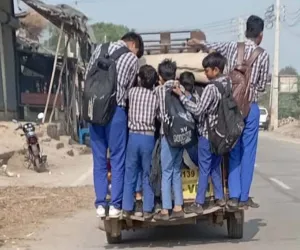 सड़क सुरक्षा व यातायात नियमों की खुलेआम उड़ा रहे धज्जियां, कान्वेंट स्कूलों के वाहन