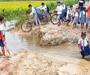 नहर काटने से आवागमन बंद राहगीर परेशान जिम्मेदारों की आंखें बंद